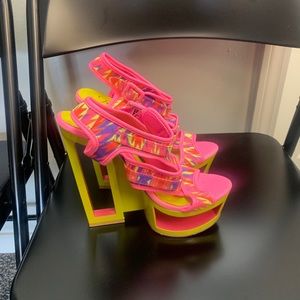 Multicolor platform heel